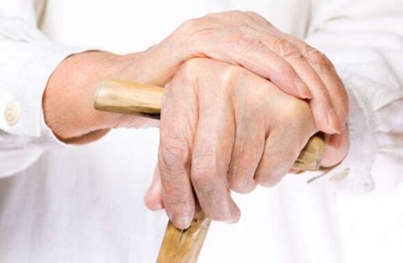 Arthrose des doigts chez une personne âgée