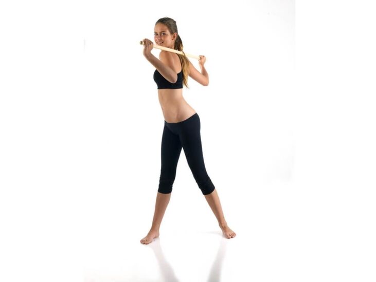 Exercice avec un bâton pour renforcer et développer les muscles du dos en cas d'ostéochondrose thoracique
