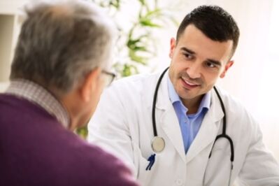 Le médecin donne des recommandations pour la prévention de l'ostéochondrose de la colonne thoracique