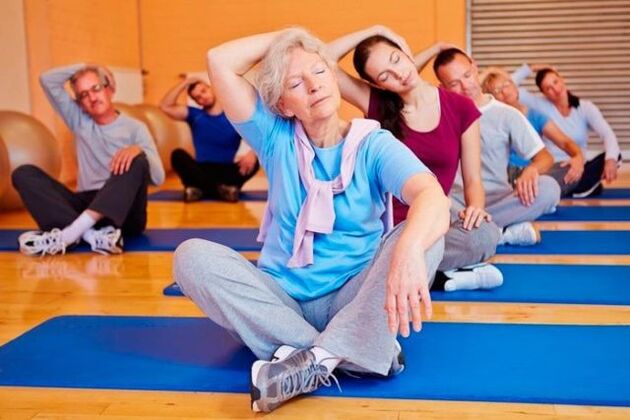 Les exercices pour le traitement de l'arthrose sont sélectionnés individuellement par un médecin et un physiothérapeute.