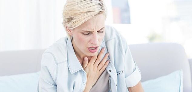 En cas de pleurésie, de maladie cardiaque et de névralgie intercostale, la douleur sous l'omoplate gauche peut s'accompagner d'un essoufflement sévère.